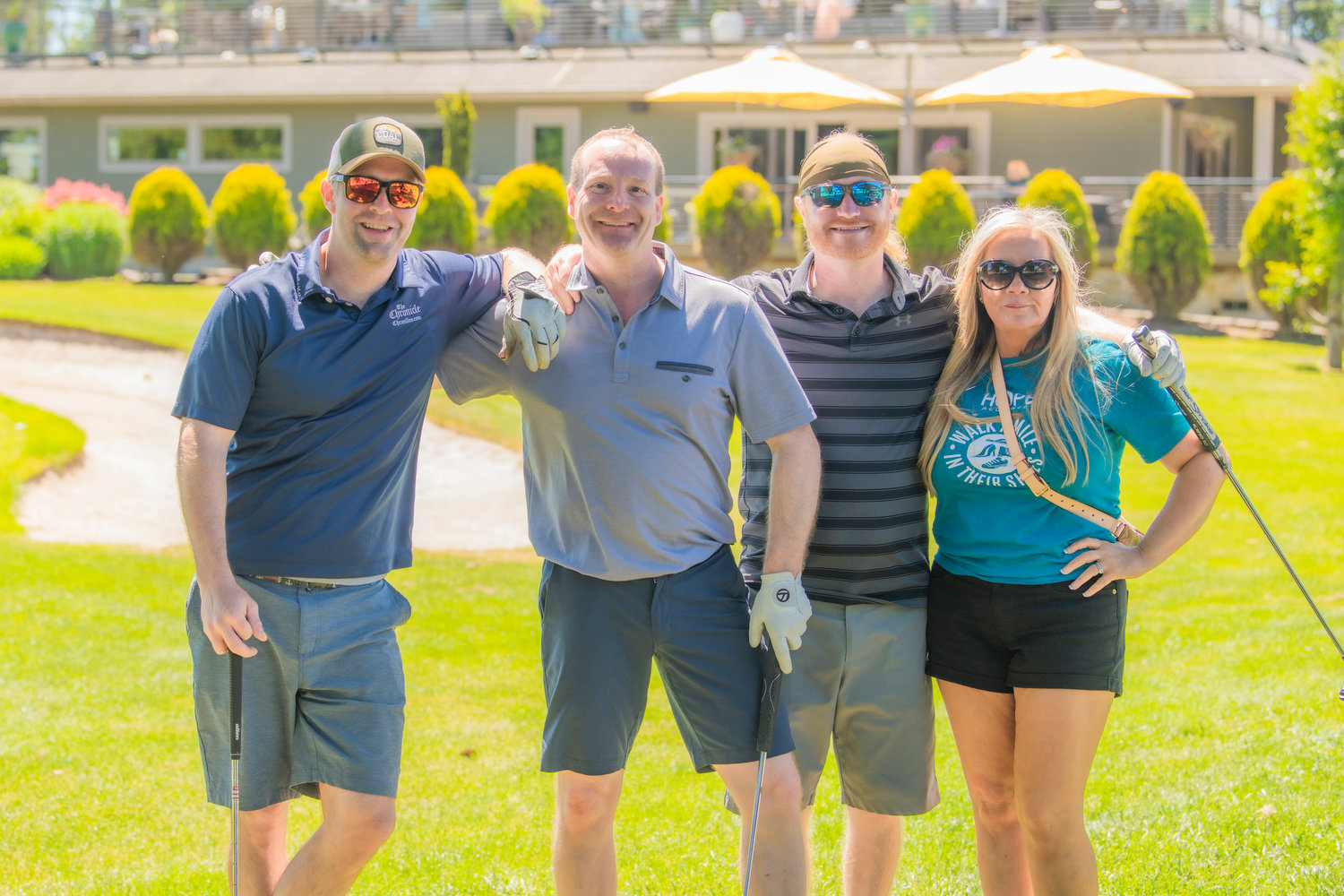 L'équipe du Chronicle pose pour une photo vendredi à Chehalis lors d'un tournoi de golf caritatif.